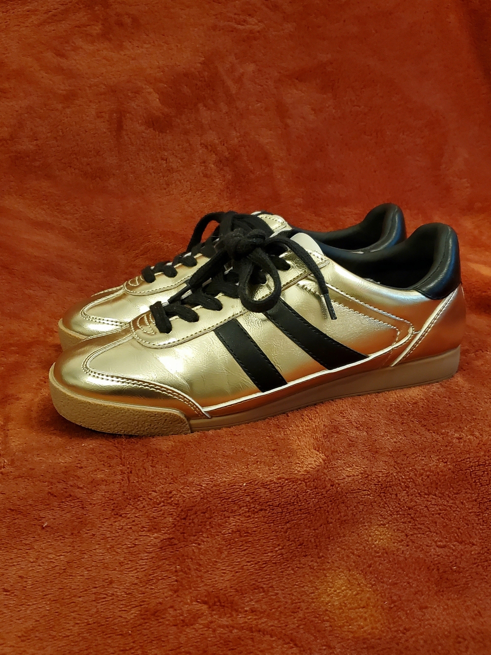 STEVE MADDEN  Mrtallic Gold Low-Top Sneakers with Black Details